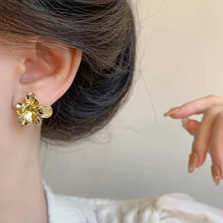 Women's Luxury Niche Design Golden Petal Ear Clips French Retro Three-dimensional Metal Opal Flower Clip on Earrings No Piercing