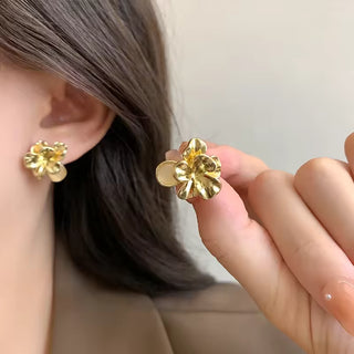 Women's Luxury Niche Design Golden Petal Ear Clips French Retro Three-dimensional Metal Opal Flower Clip on Earrings No Piercing